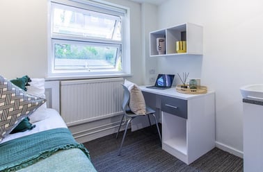 Bassett Green Road, Highfield, Southampton - Image 3